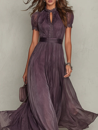Vestido largo morado con escote en forma de cerradura y ribete de encaje de gasa