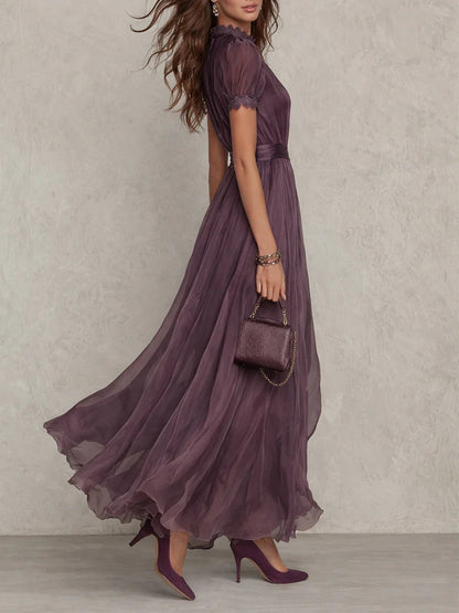 Vestido largo morado con escote en forma de cerradura y ribete de encaje de gasa