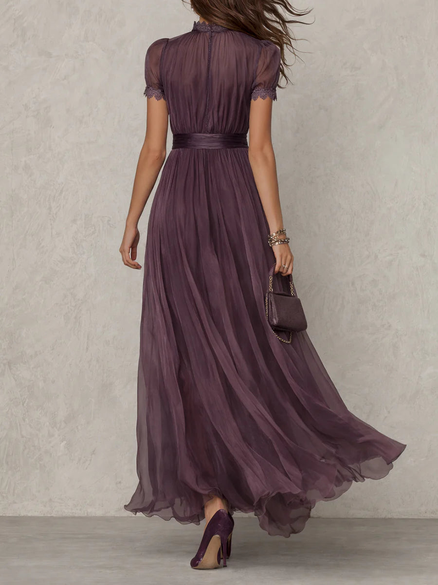 Vestido largo morado con escote en forma de cerradura y ribete de encaje de gasa