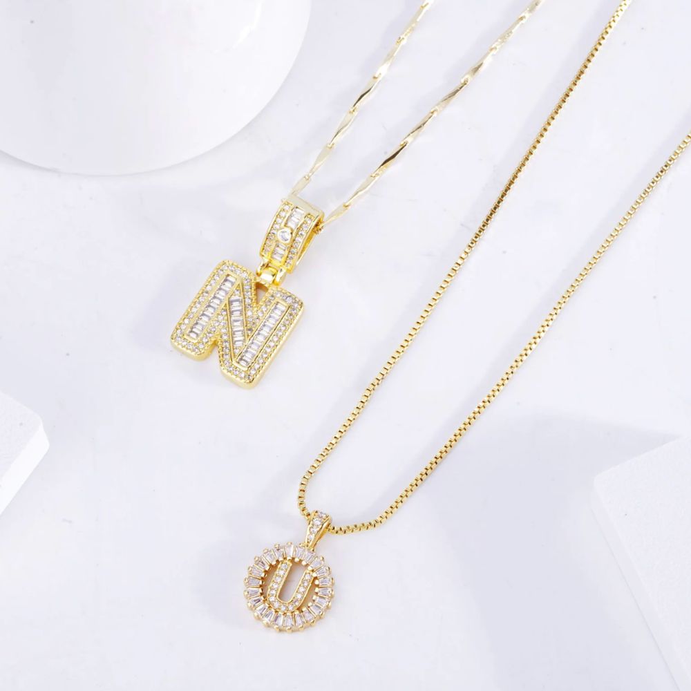 Set de Collares con Inicial y Diamantes Pavé